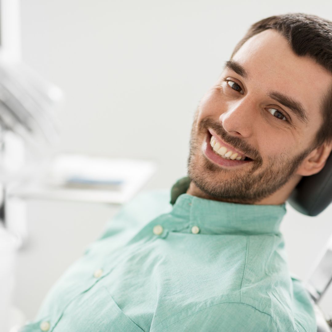 O clareamento dental personalizado surge como um farol que ilumina o caminho para conquistar essa expressão de alegria e confiança.
