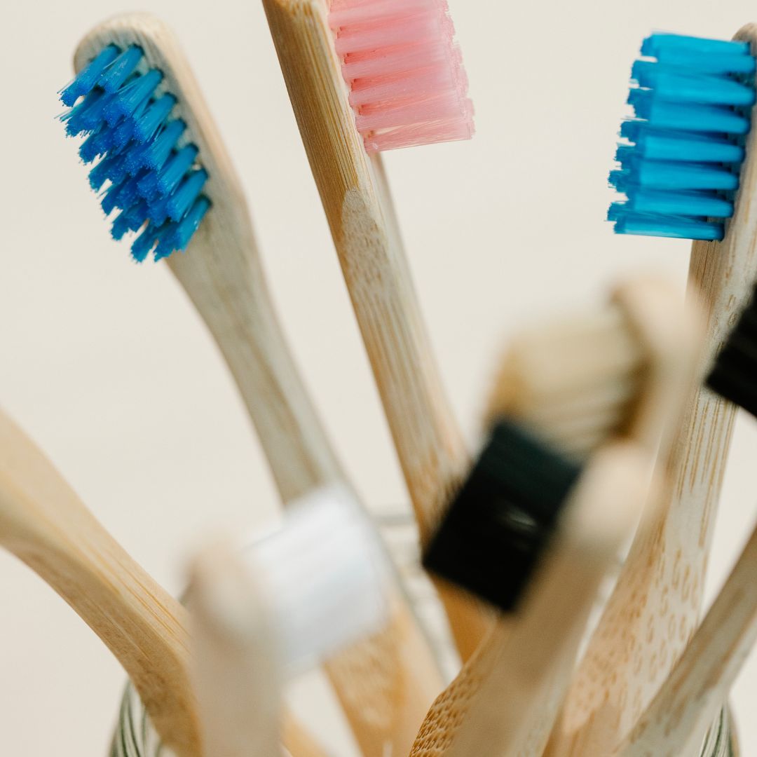 A escolha de uma escova de dentes pode parecer trivial, mas é um dos alicerces para sustentar a fortaleza que é a saúde bucal.