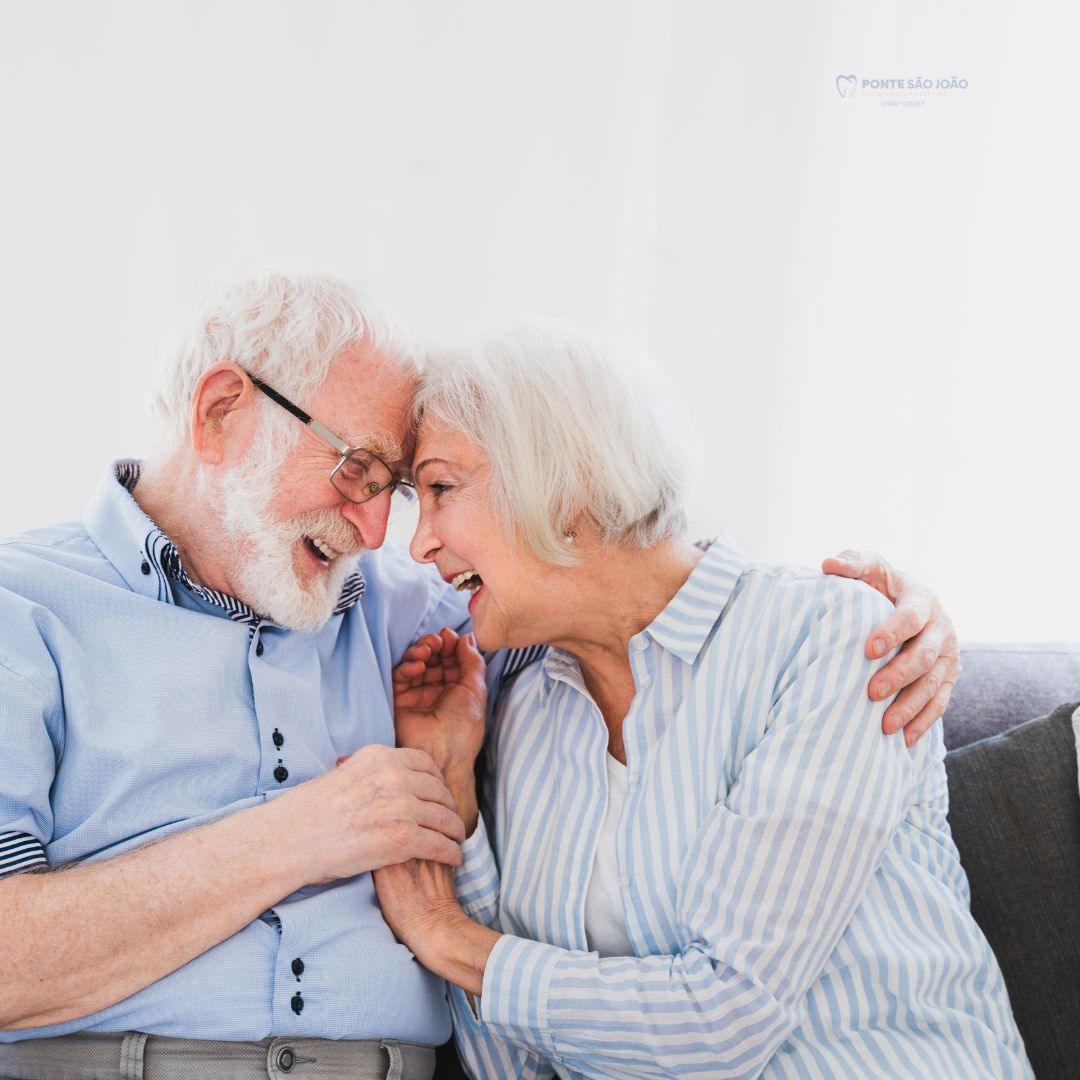 A odontogeriatria emerge como uma especialidade da odontologia que se dedica de corpo e alma ao bem-estar dos idosos.