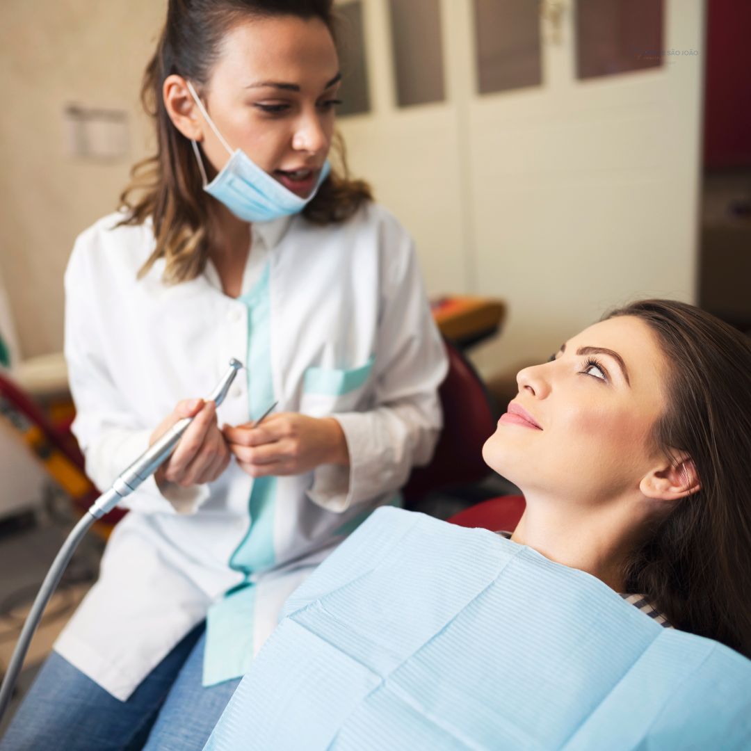 Ao adentrarmos o universo da odontologia, deparamo-nos com um elemento tão essencial quanto as próprias técnicas dentárias: a humanização no atendimento.