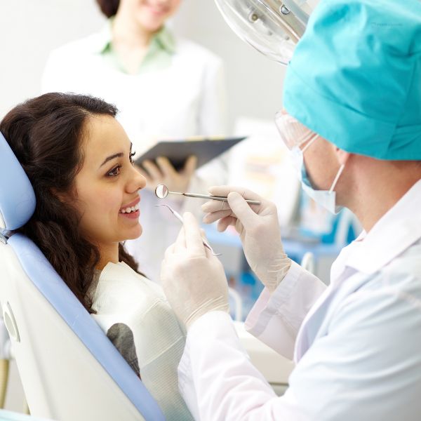 Oferecemos uma gama de procedimentos que vão desde a limpeza dental - crucial para remover o tártaro e a placa bacteriana - até intervenções cirúrgicas mais complexas.