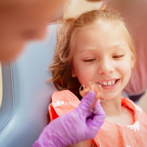 A jornada em busca de um sorriso perfeito muitas vezes passa pelo uso de aparelho móvel nos dentes. 