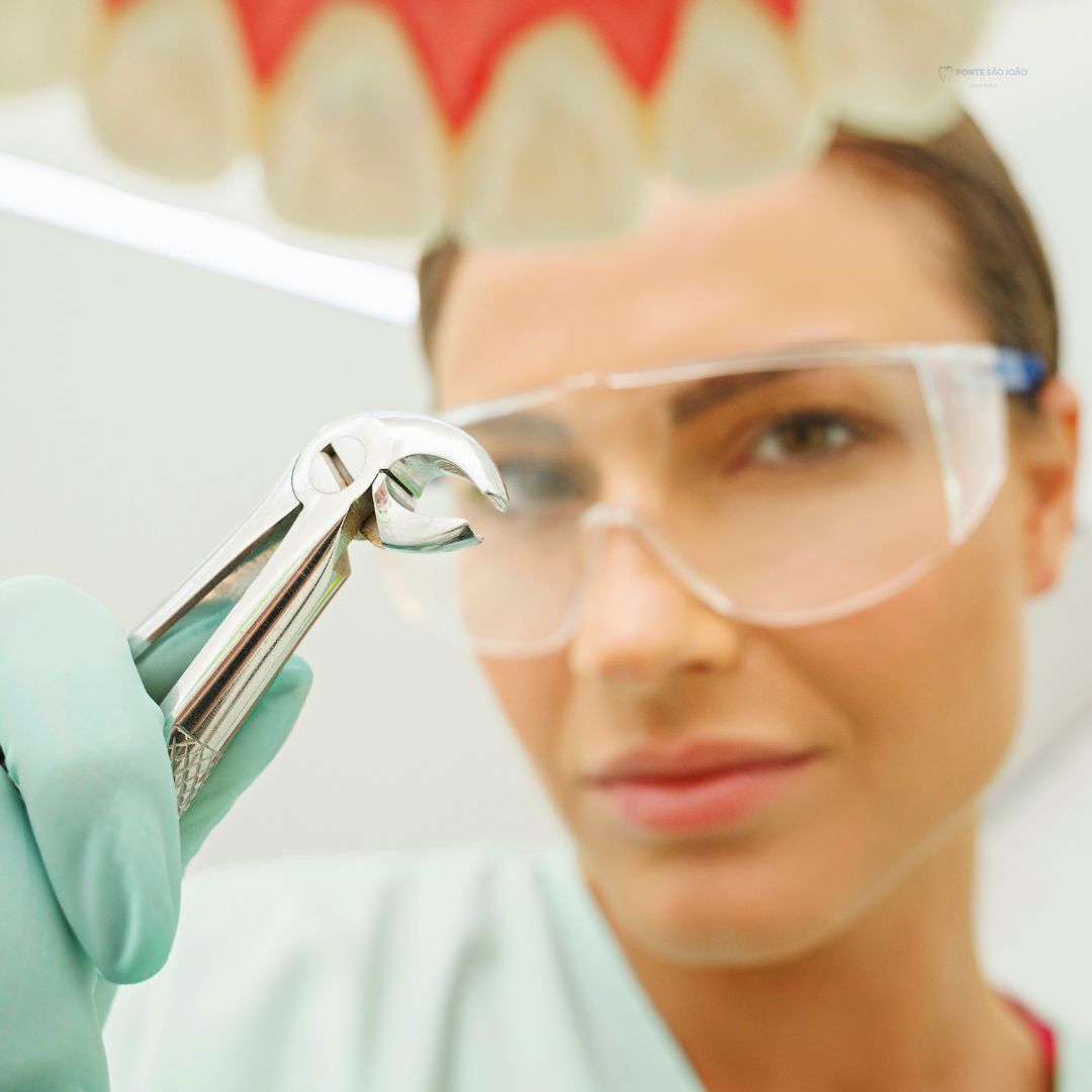 A extração do siso pode ser um marco no seu roteiro odontológico, mas por que exatamente devemos considerar tal procedimento?