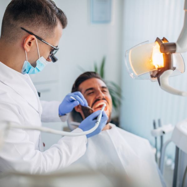 Entendendo as Próteses Dentárias e suas Variações e Vantagens.