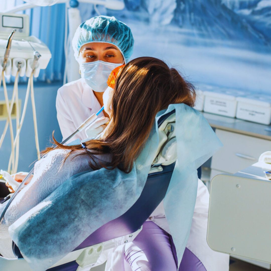 A cirurgia ortognática é um procedimento que visa corrigir deformidades na estrutura óssea do rosto, como mandíbula e maxila.