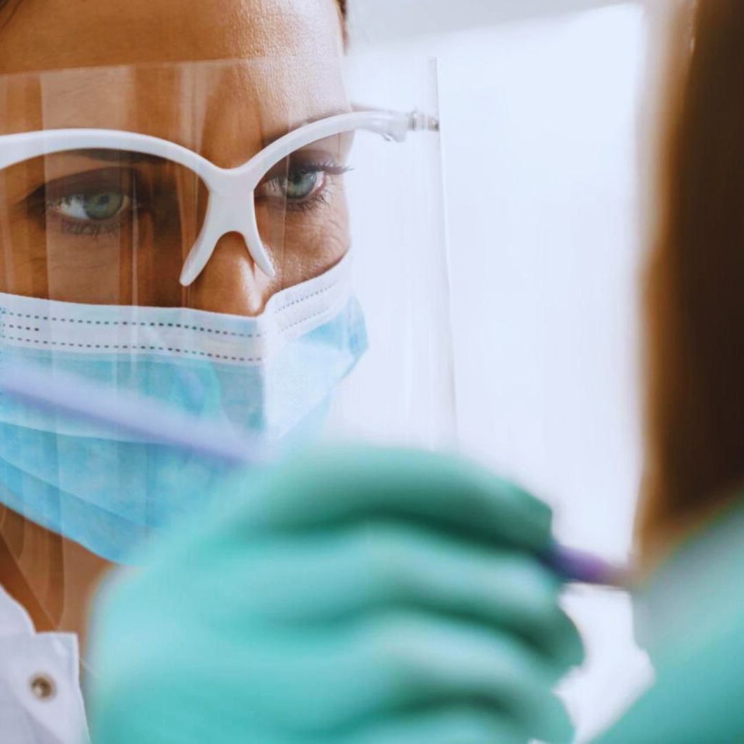 A erosão dentária trata-se da perda gradual do esmalte dental, causada pela exposição a ácidos, que pode levar a sérios danos aos dentes.