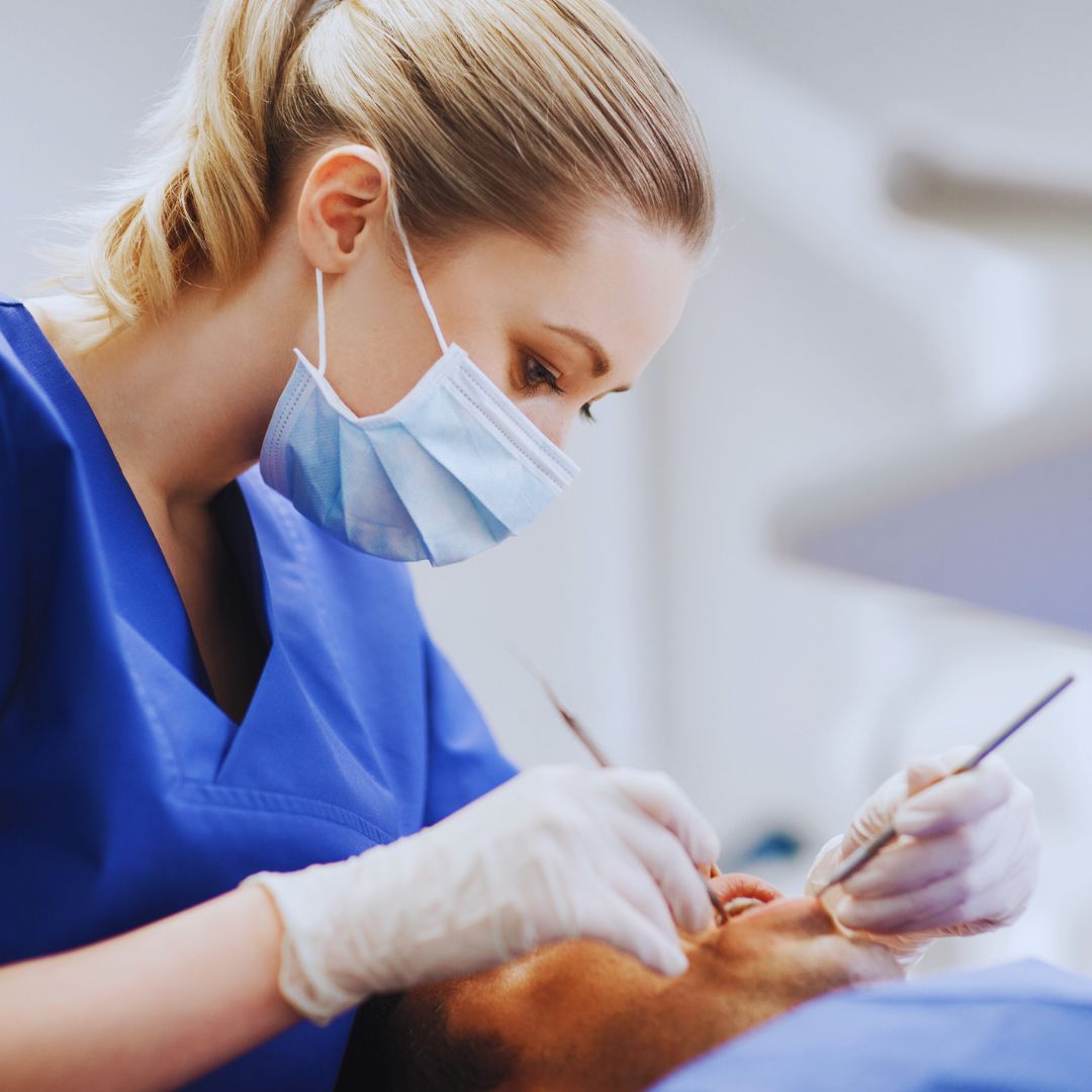 A Estomatologia é a especialidade da Odontologia que se dedica ao estudo e tratamento das doenças da boca e estruturas relacionadas.
