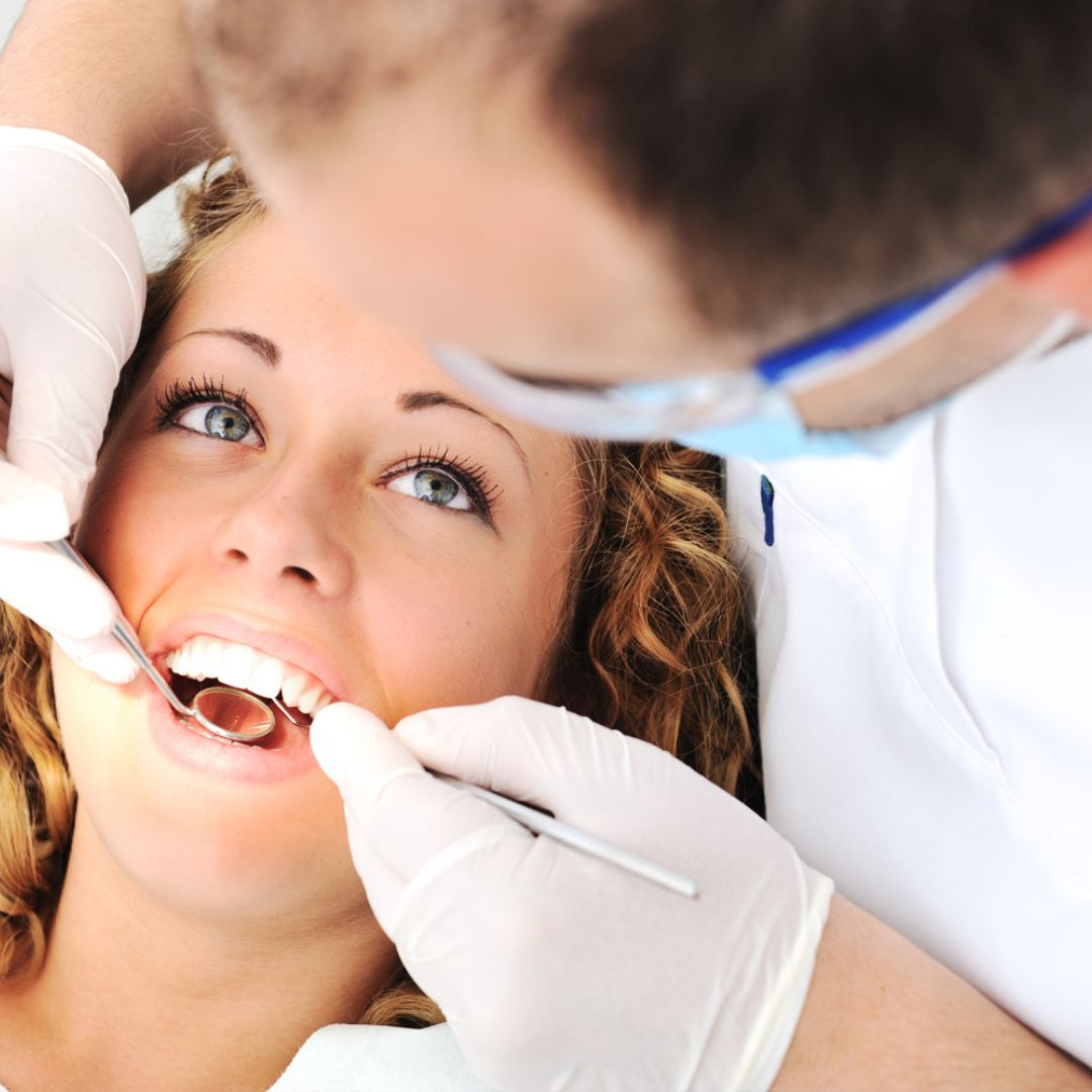 Entre as opções disponíveis, as facetas dentais e as lentes de contato dentais se destacam como tratamentos eficazes para melhorar a aparência dos dentes.