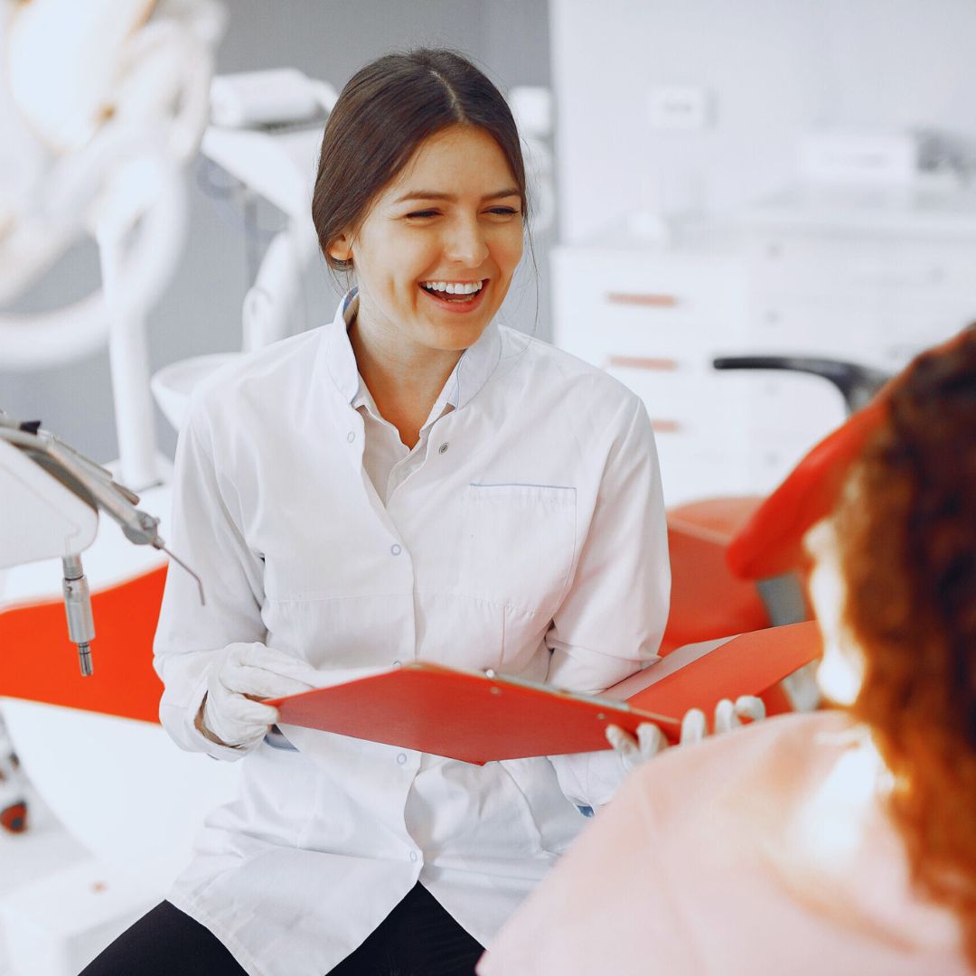 O atendimento humanizado é essencial para criar um ambiente de confiança, principalmente para aqueles que enfrentam o medo de dentista, conhecido como odontofobia.