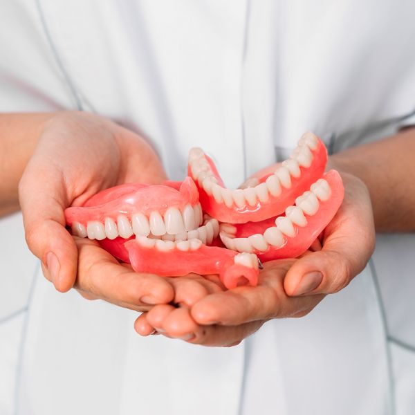 Cuidados Essenciais com sua Prótese Total para Garantir Durabilidade.