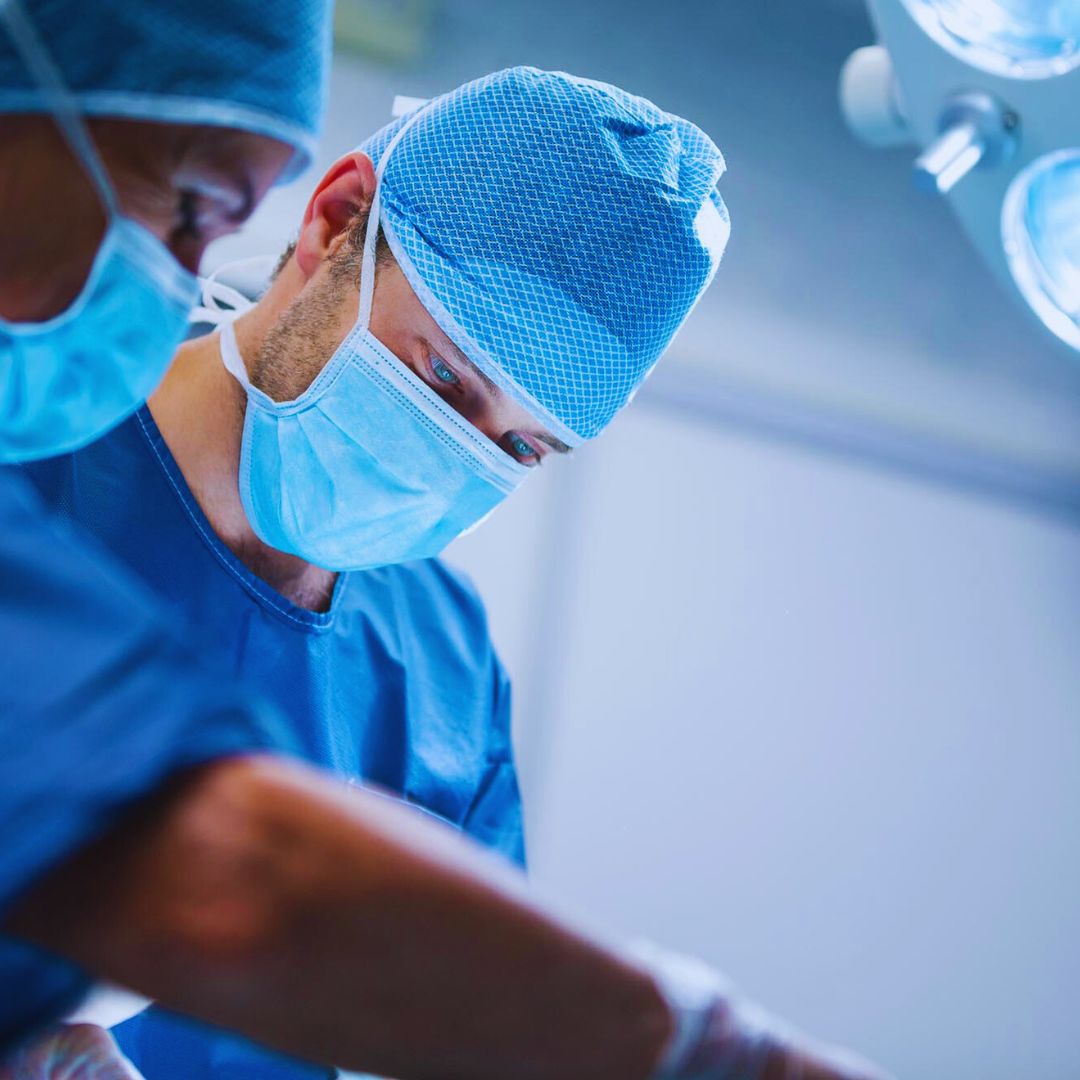 A cirurgia bucomaxilofacial é essencial na odontologia, pois lida com problemas complexos que afetam a saúde bucal e a estética facial.