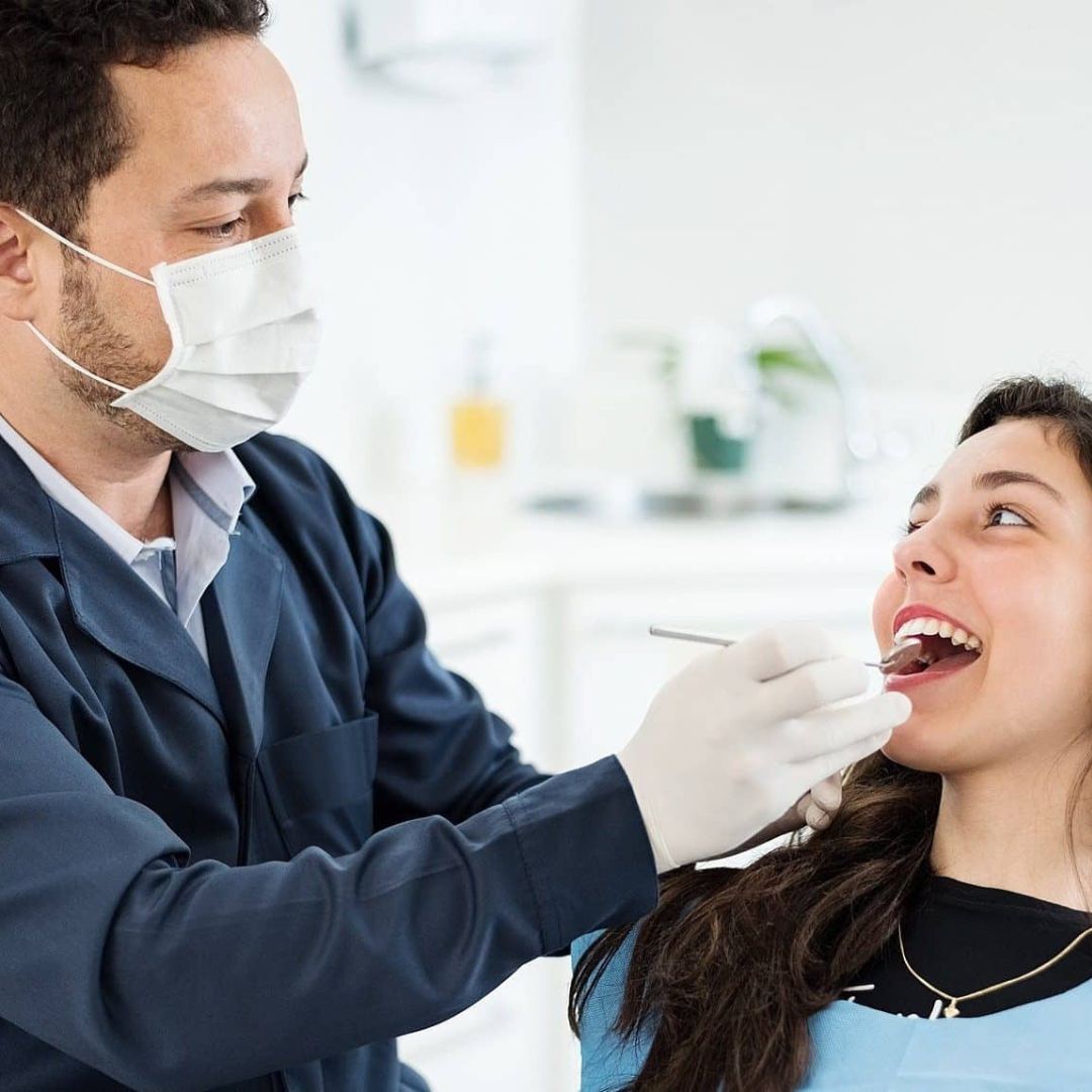 A limpeza dentária não apenas melhora a estética bucal, mas é vital para a saúde bucal.