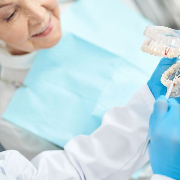 O Papel da Odontogeriatria na Promoção do Bem-estar dos Idosos.