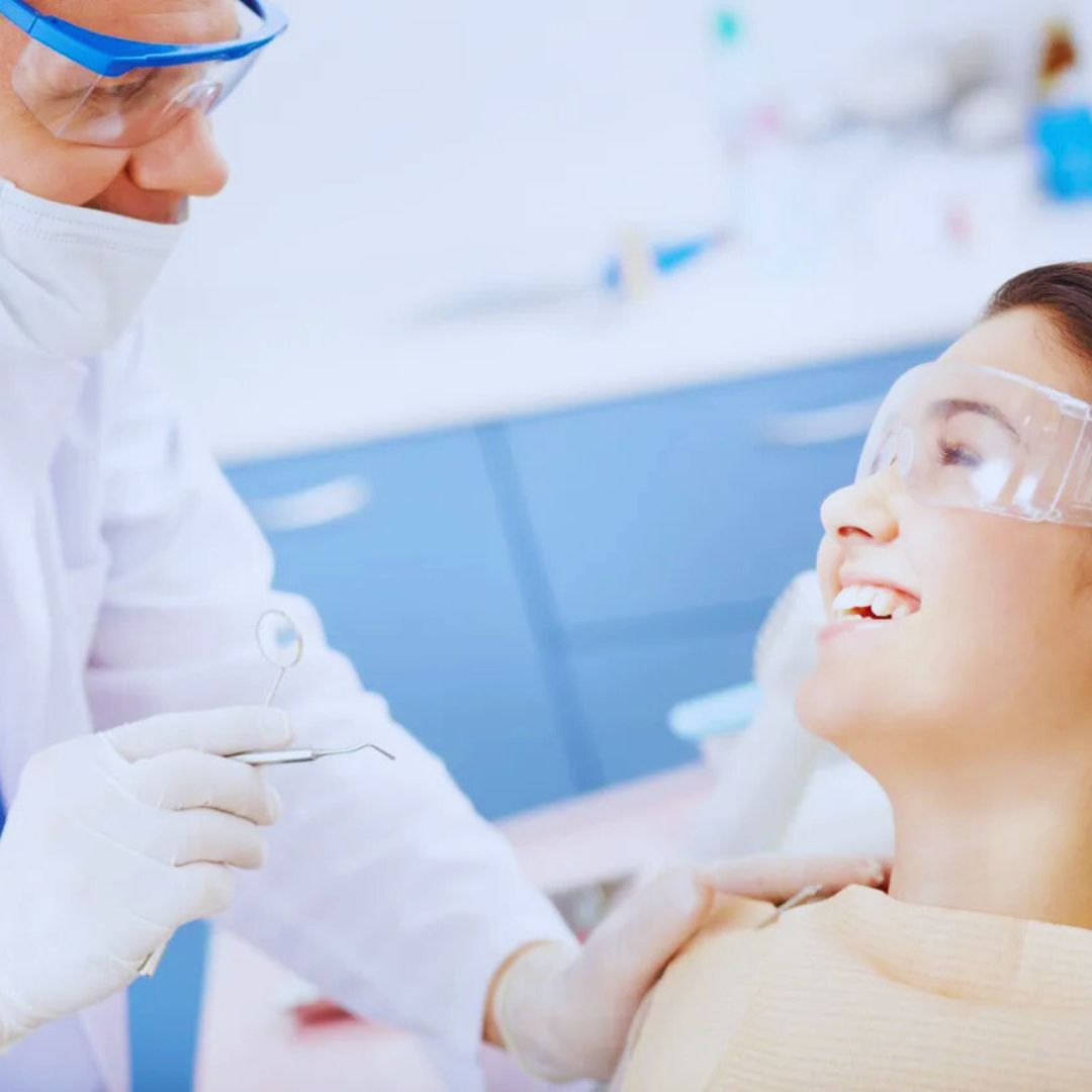 A periodontia é a especialidade da odontologia que se concentra na saúde dos tecidos que sustentam os dentes, como gengivas, ligamentos e osso alveolar.