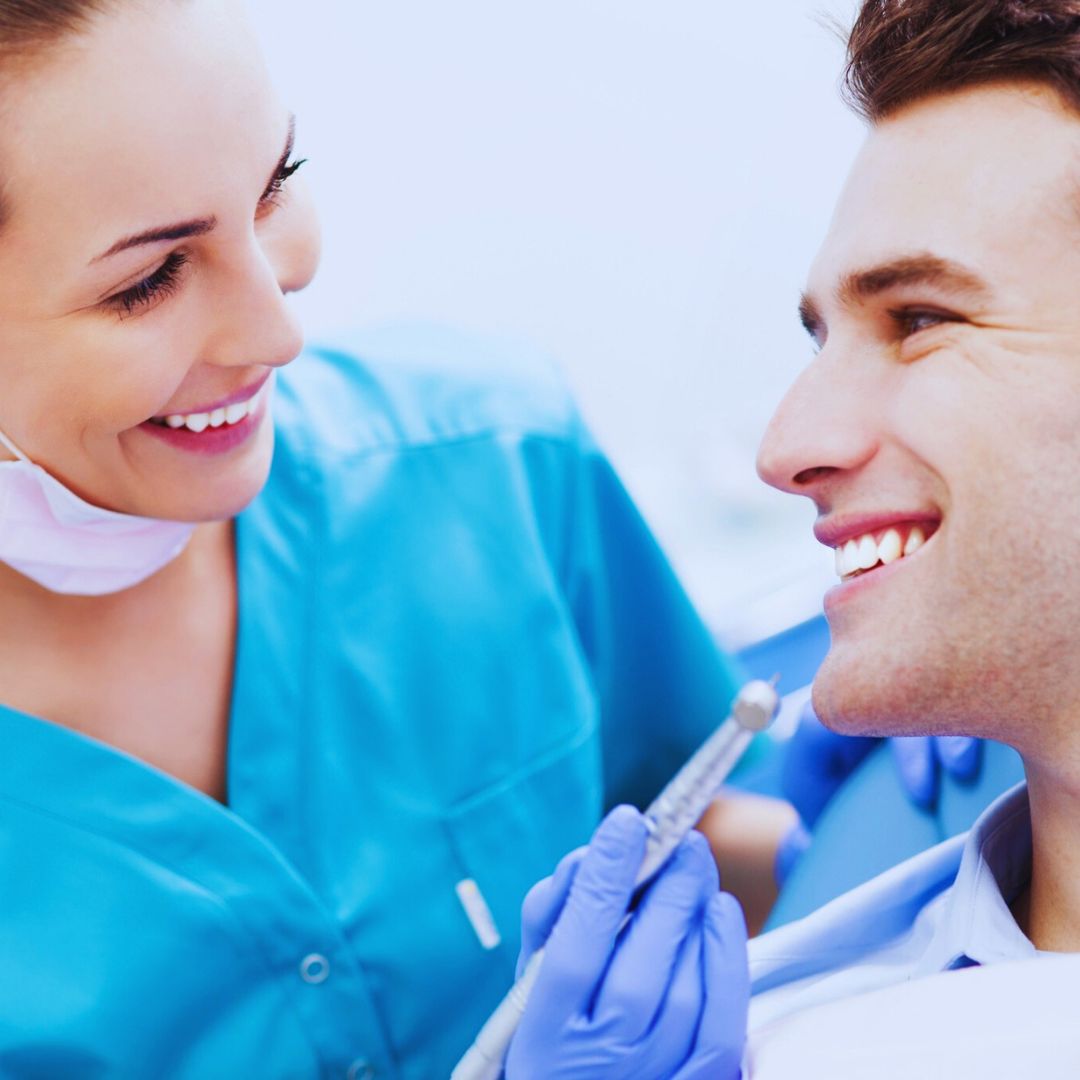 O biofilme dental é uma película bacteriana que se forma nos dentes e é composta por bactérias, restos de alimentos e produtos microbianos.
