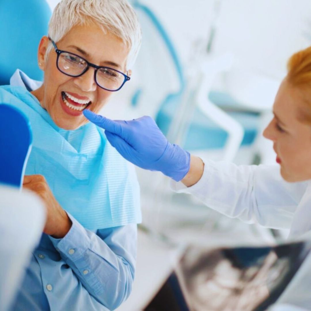 Sem dentes, as funções mastigatórias e a estética do sorriso ficam comprometidas, afetando a qualidade de vida. Para quem enfrenta essa situação, a prótese overdenture surge como uma solução inovadora e eficaz.