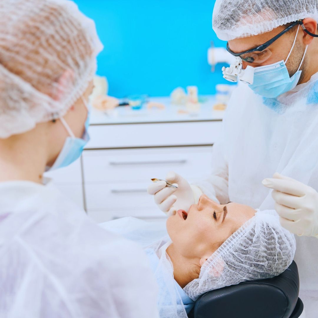 A cirurgia bucomaxilofacial é focada no diagnóstico e tratamento de problemas que afetam estruturas como dentes, maxilares e face.