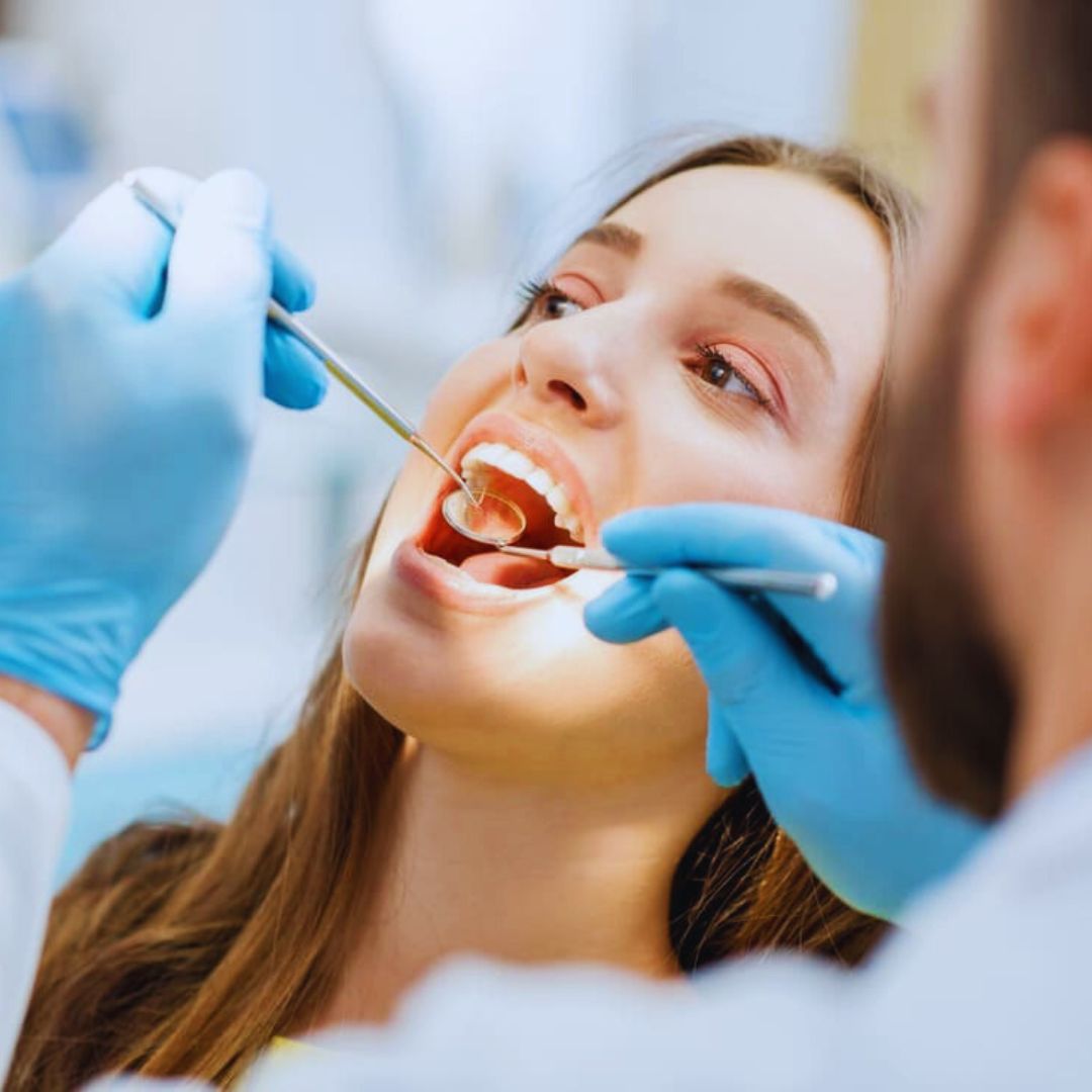 A gengivite é uma inflamação leve das gengivas, geralmente causada pelo acúmulo de placa bacteriana.