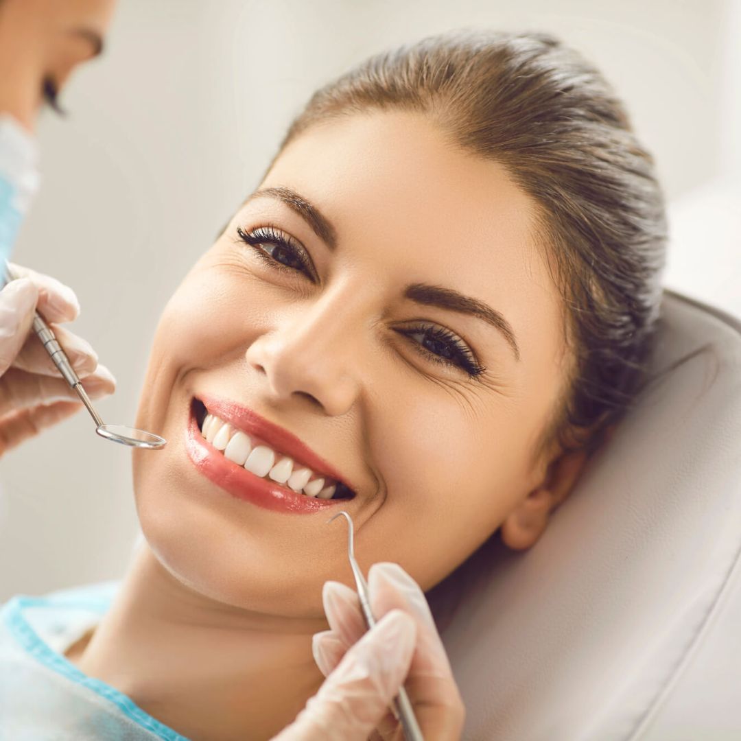 A aplicação de flúor é um importante procedimento preventivo na odontologia, conhecido por sua eficácia na prevenção de cáries.