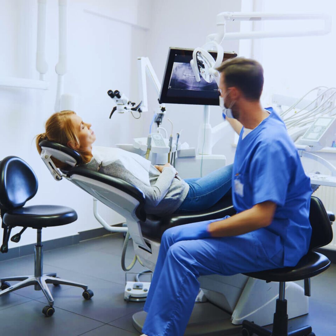 O enxerto ósseo envolve a reconstrução ou aumento do volume do osso maxilar ou mandibular, que pode ser perdido devido a várias condições, como a perda de dentes ou doenças periodontais.