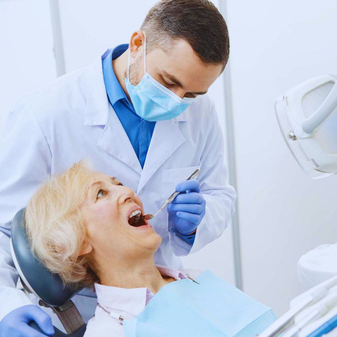 Com o avanço da idade, muitos idosos enfrentam desafios significativos relacionados à saúde bucal, como a perda de dentes e o desgaste ósseo.