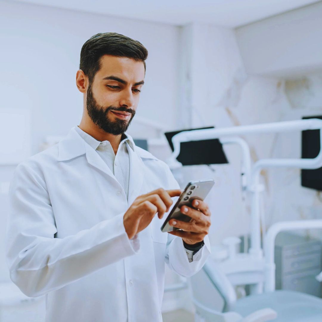 Com o aumento do uso de tecnologia na odontologia, a comunicação digital se tornou uma ferramenta valiosa para dentistas e pacientes.
