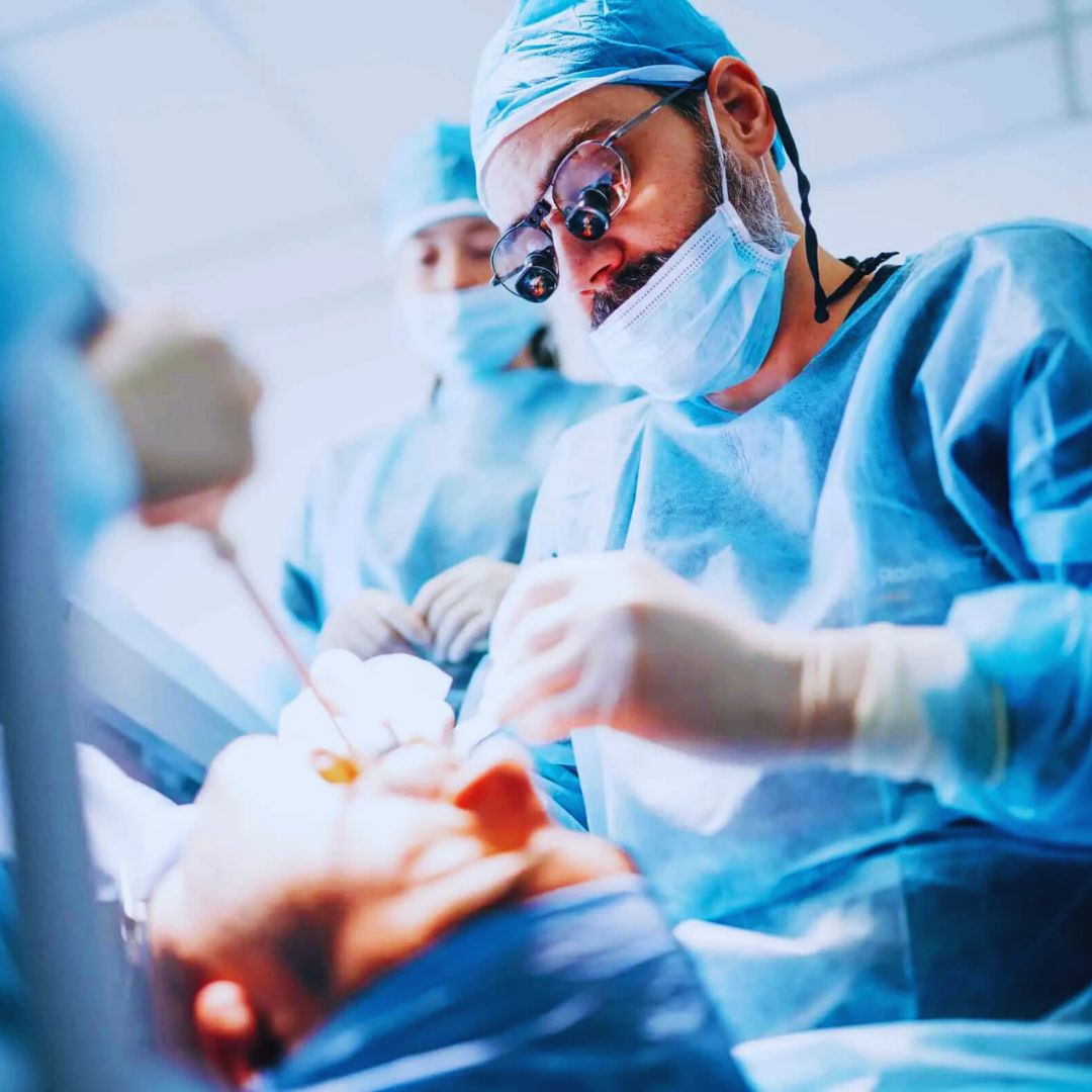 A cirurgia bucomaxilofacial é uma especialidade da odontologia que se dedica ao tratamento cirúrgico de doenças, lesões e deformidades do complexo maxilofacial.