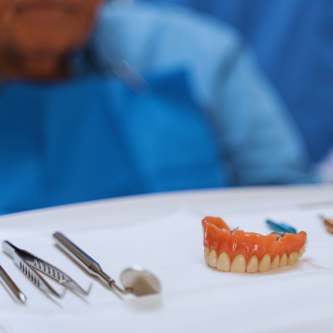 As próteses fixas são dispositivos odontológicos permanentes que substituem dentes faltantes ou danificados.