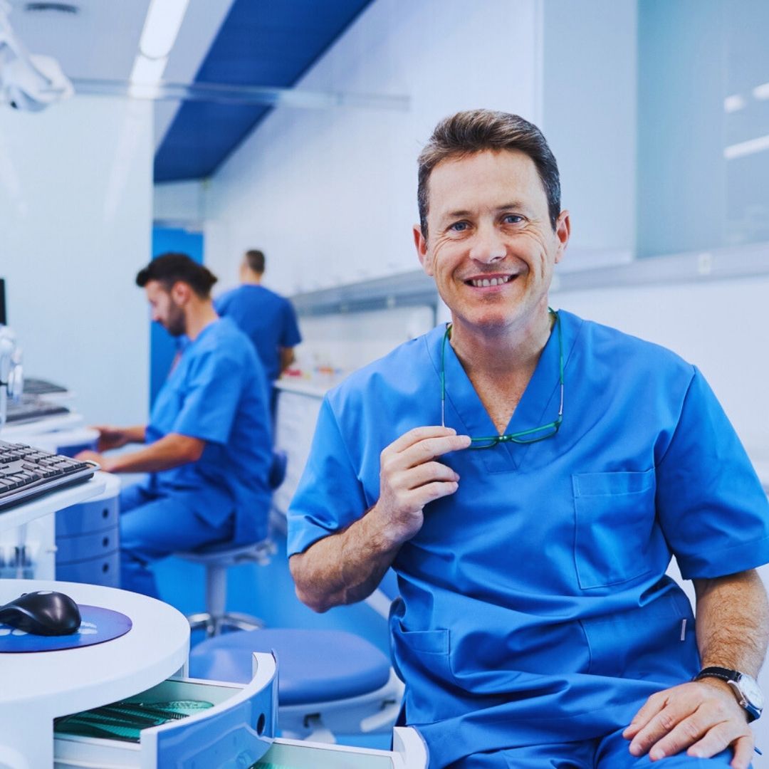 Para atender às diversas necessidades dentárias, existem várias especialidades odontológicas, cada uma focada em um aspecto específico da saúde bucal.