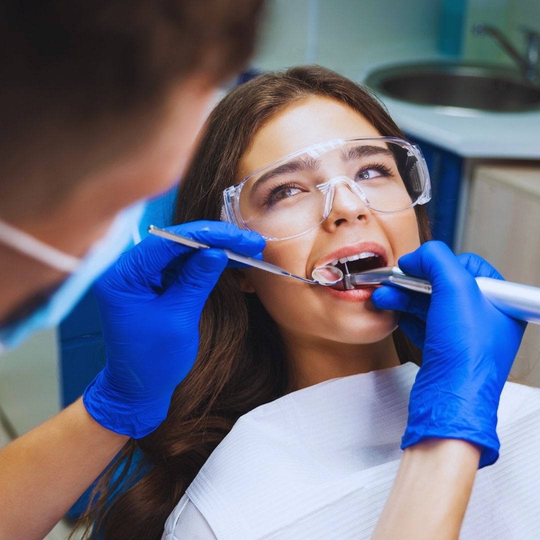 O tratamento de canal é uma alternativa eficaz para salvar dentes severamente danificados ou infectados, evitando extrações desnecessárias.