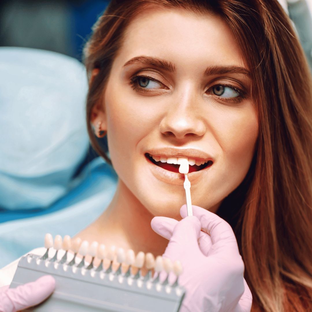 As facetas dentárias são uma solução estética cada vez mais popular para quem deseja transformar o sorriso.