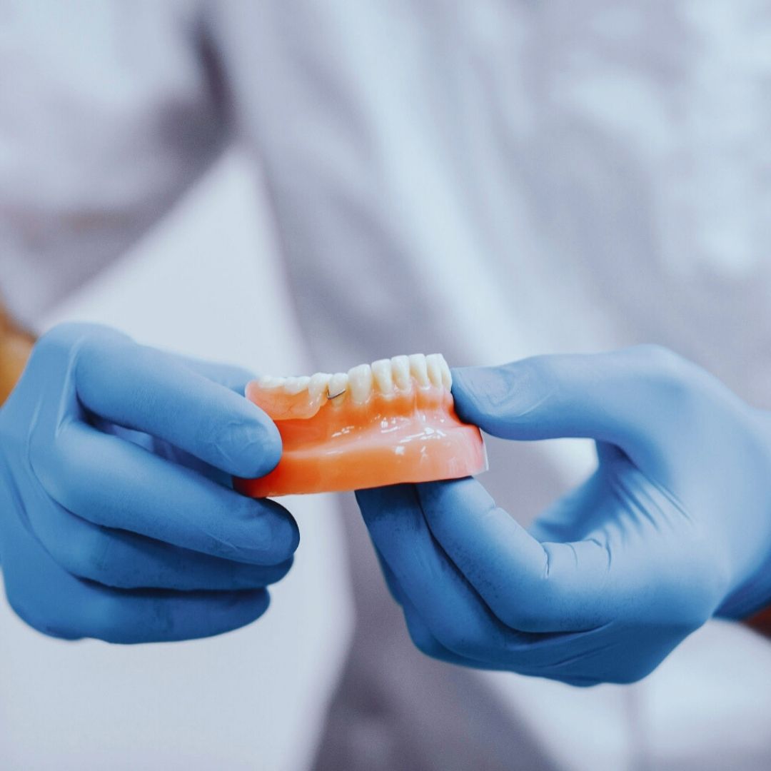 A prótese fixa dentária é uma solução permanente para substituir dentes perdidos ou danificados.