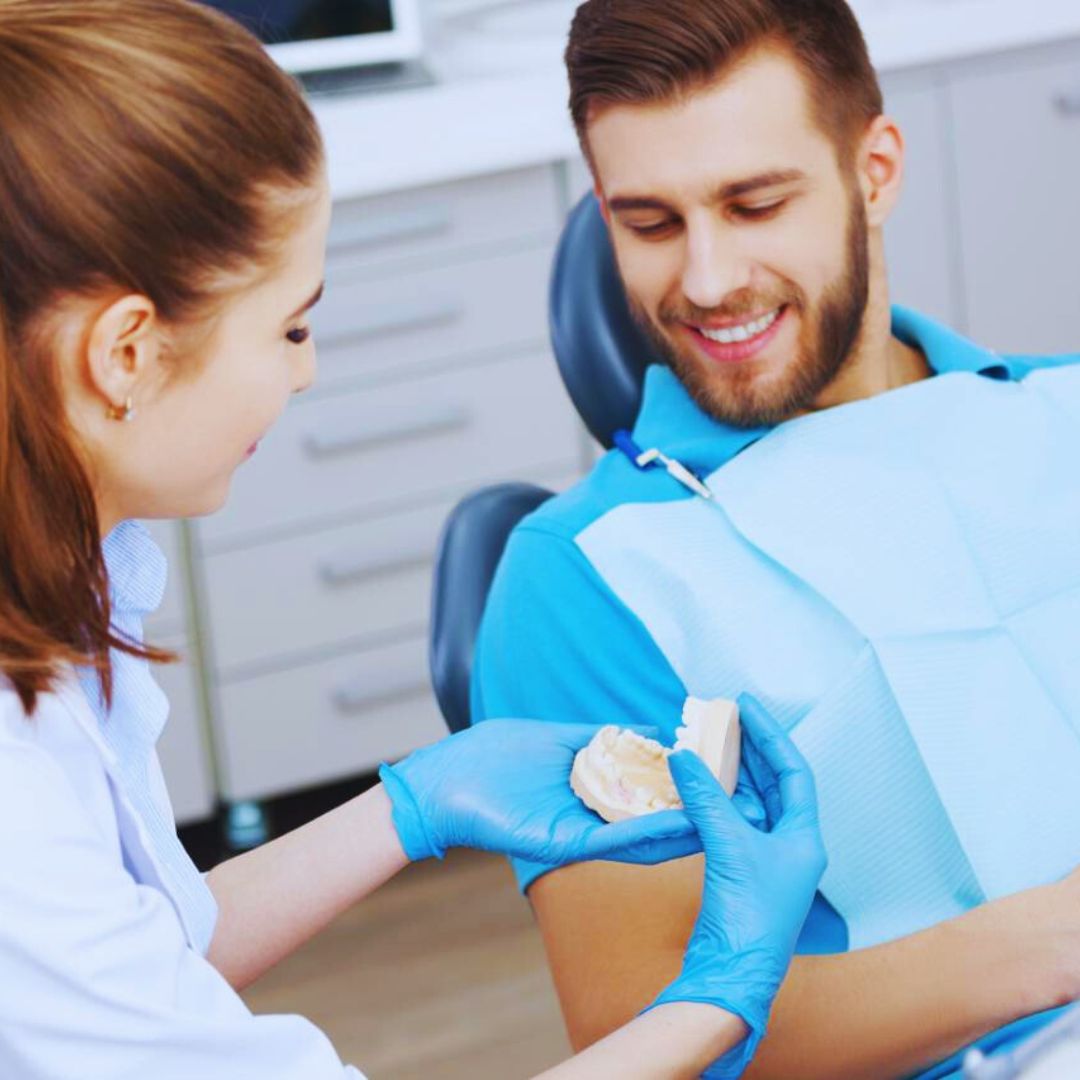 O tártaro, também conhecido como cálculo dental, é uma formação endurecida da placa bacteriana nos dentes.