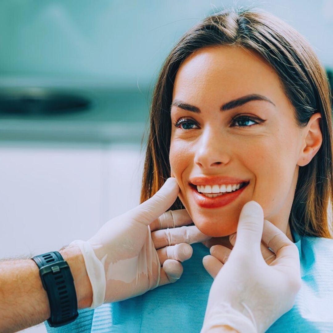 As coroas em porcelana são soluções modernas e eficazes para a restauração de dentes danificados.