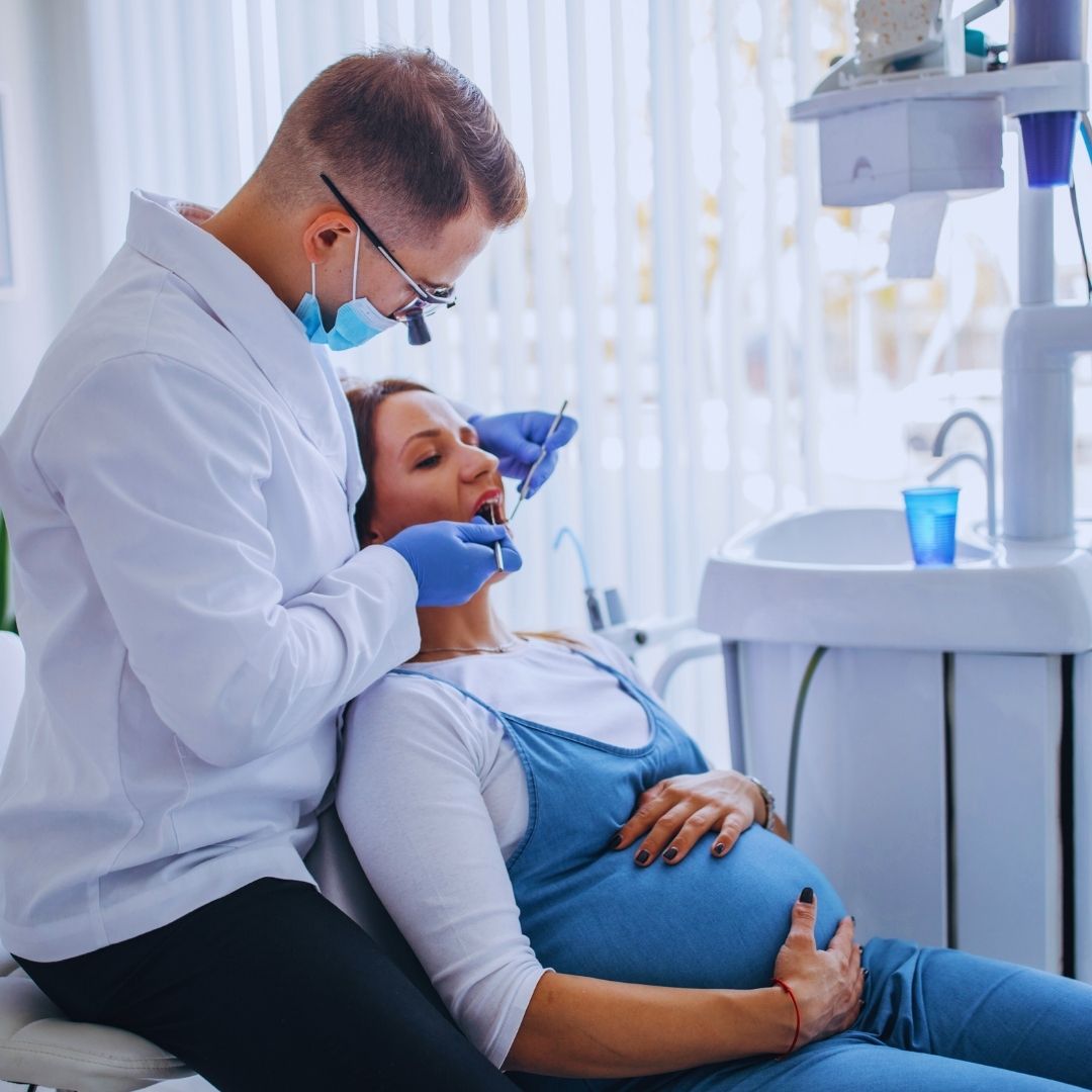 A gravidez é um período de grandes transformações no corpo da mulher, e essas mudanças podem trazer alguns desafios, como a dor de dente.