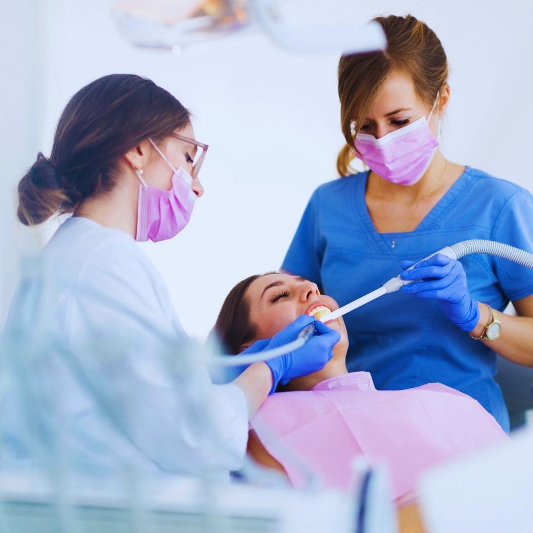 A limpeza dental no consultório, também conhecida como profilaxia, é um procedimento essencial na manutenção da saúde bucal.
