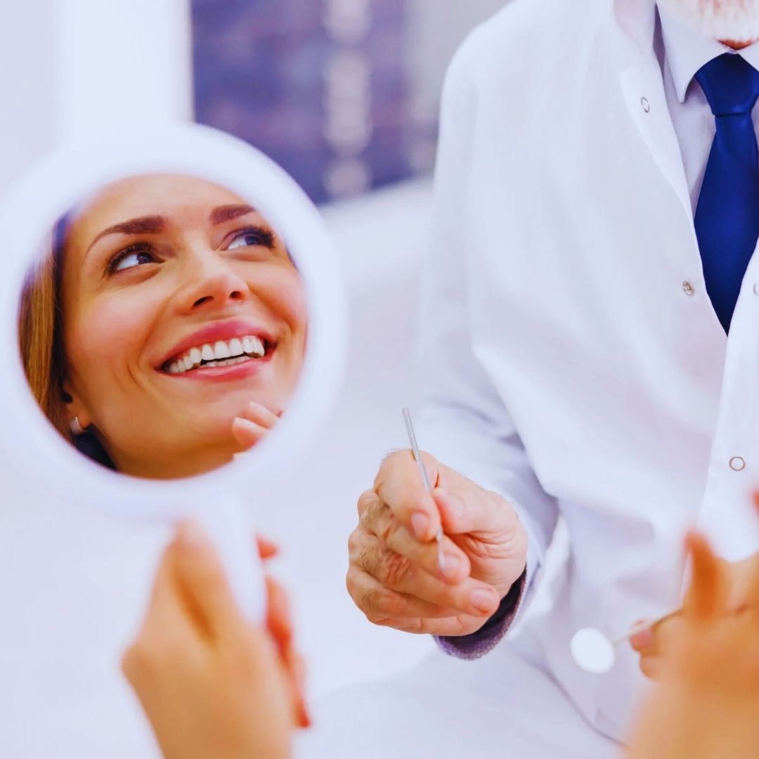 As restaurações estéticas são fundamentais na odontologia moderna, oferecendo soluções para recuperar a beleza e a funcionalidade do sorriso.