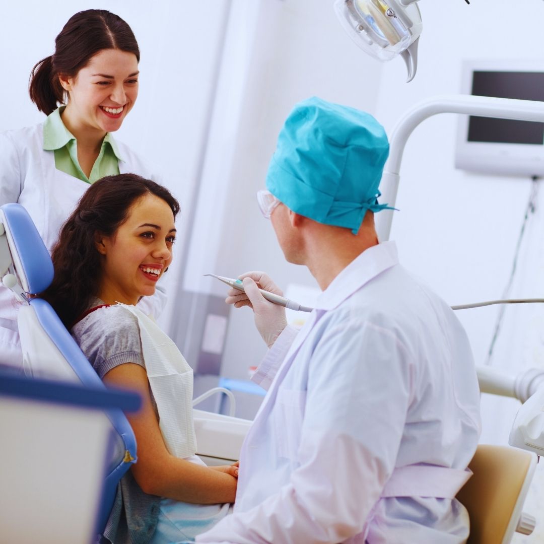 Em situações de emergência, a rápida assistência odontológica é fundamental para evitar complicações maiores à saúde bucal.