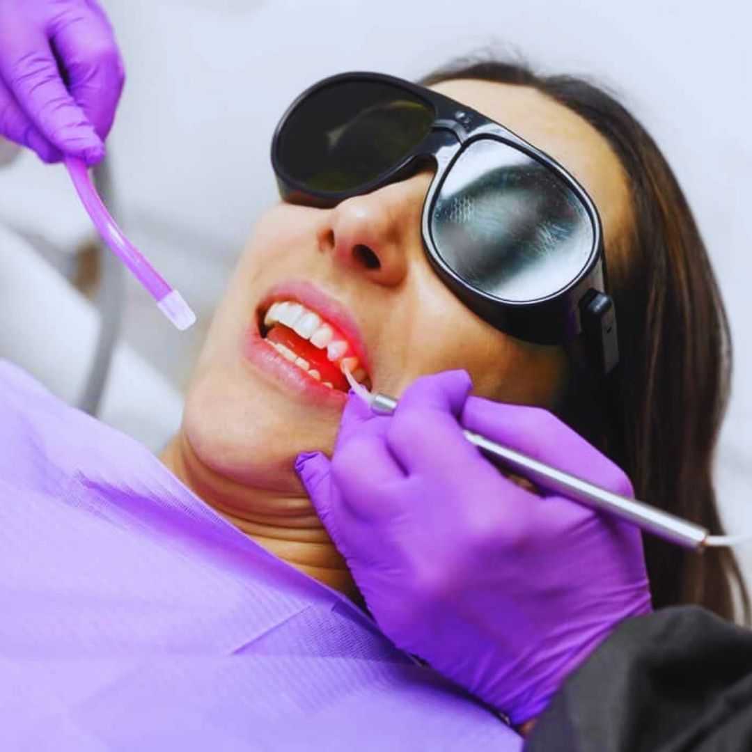 A laserterapia na periodontia representa uma inovação significativa no tratamento das doenças gengivais. Utilizando tecnologia avançada, o laser oferece uma abordagem menos invasiva e mais eficiente.