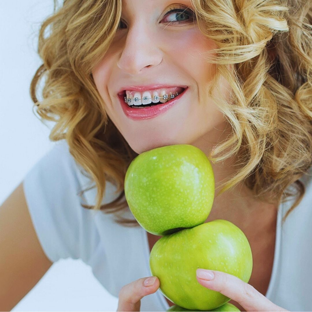 A ortodontia para adultos está se tornando cada vez mais popular, oferecendo soluções seguras e eficazes para aqueles que buscam melhorias no sorriso.