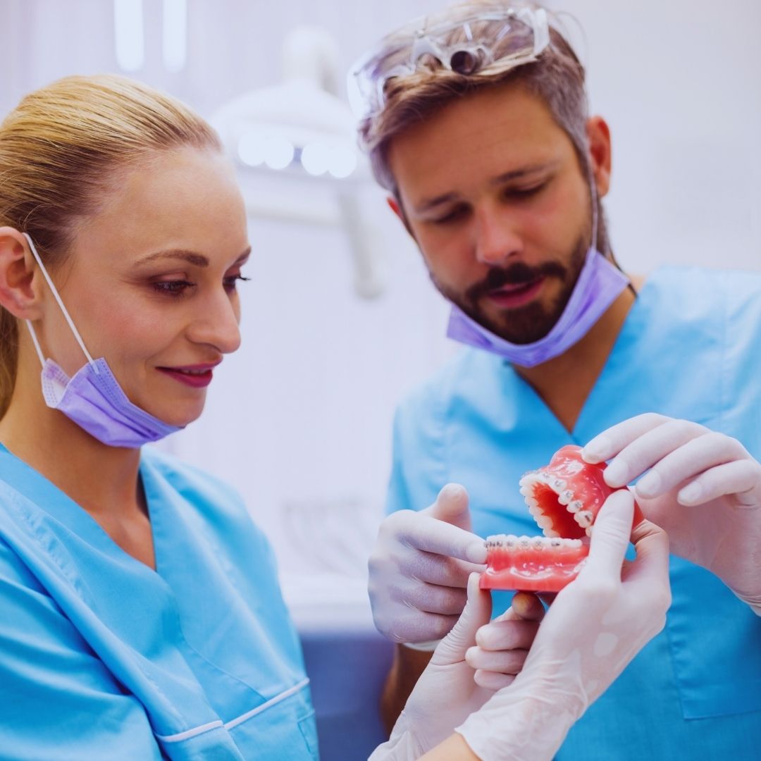 As próteses dentárias desempenham um papel crucial na recuperação da função mastigatória e estética do sorriso, melhorando a qualidade de vida de quem sofre com a perda dentária.