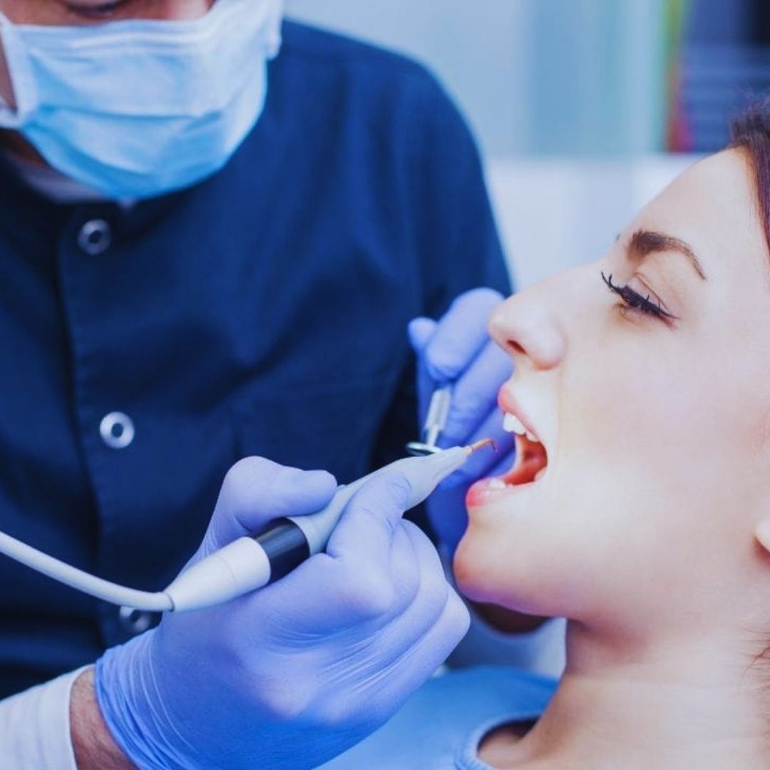 A sensibilidade dental é uma condição que afeta muitos indivíduos, provocando desconforto ao consumir certos alimentos ou bebidas.