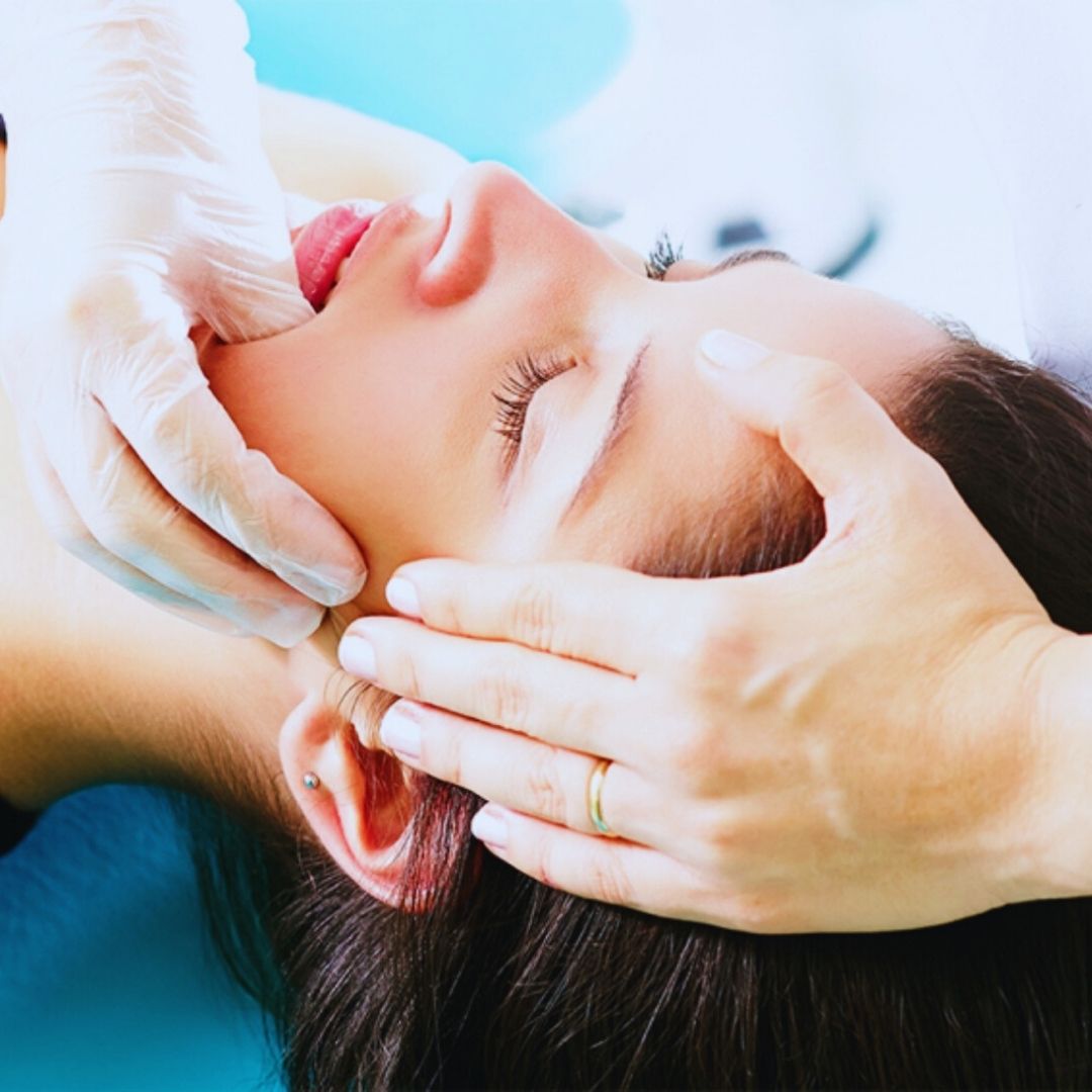 A disfunção temporomandibular (DTM/ATM) é uma condição que afeta a articulação que conecta a mandíbula ao crânio, podendo causar dor e desconforto significativos.