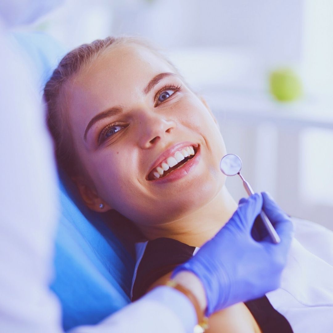 Os implantes dentários são estruturas artificiais que substituem as raízes dentárias perdidas, servindo como base para dentes substitutos.