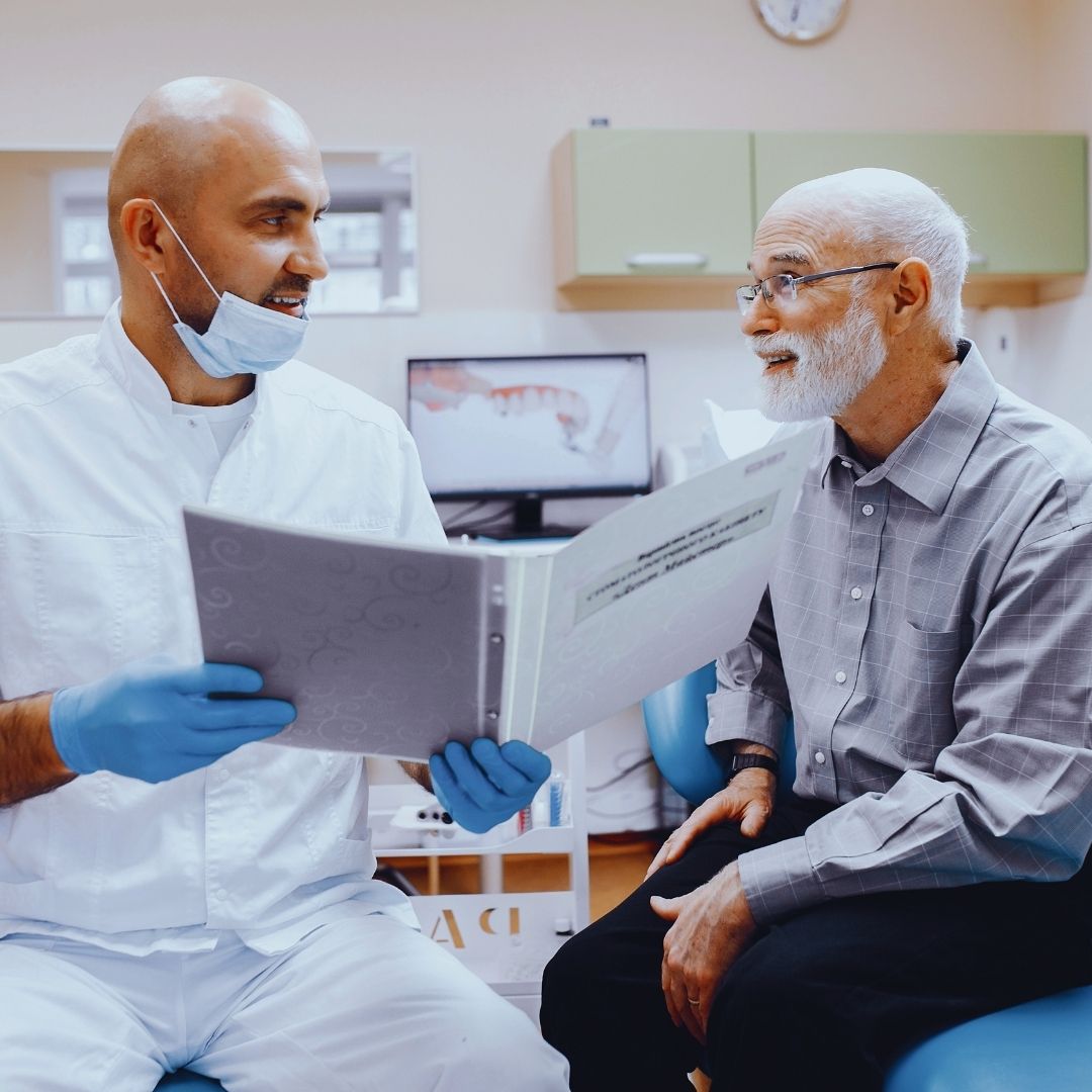 A Odontogeriatria é uma especialidade odontológica dedicada ao cuidado da saúde bucal dos idosos.
