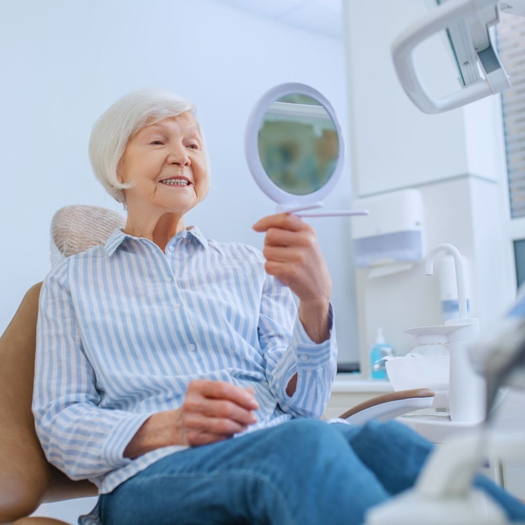 As próteses dentárias evoluíram significativamente ao longo dos anos, passando de soluções rudimentares para dispositivos altamente avançados.