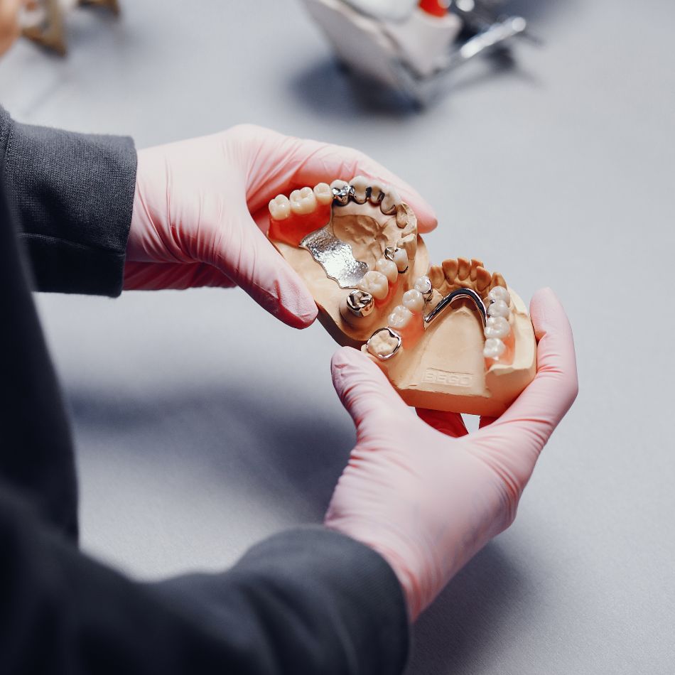 Sorriso Completo com Próteses Modernas.