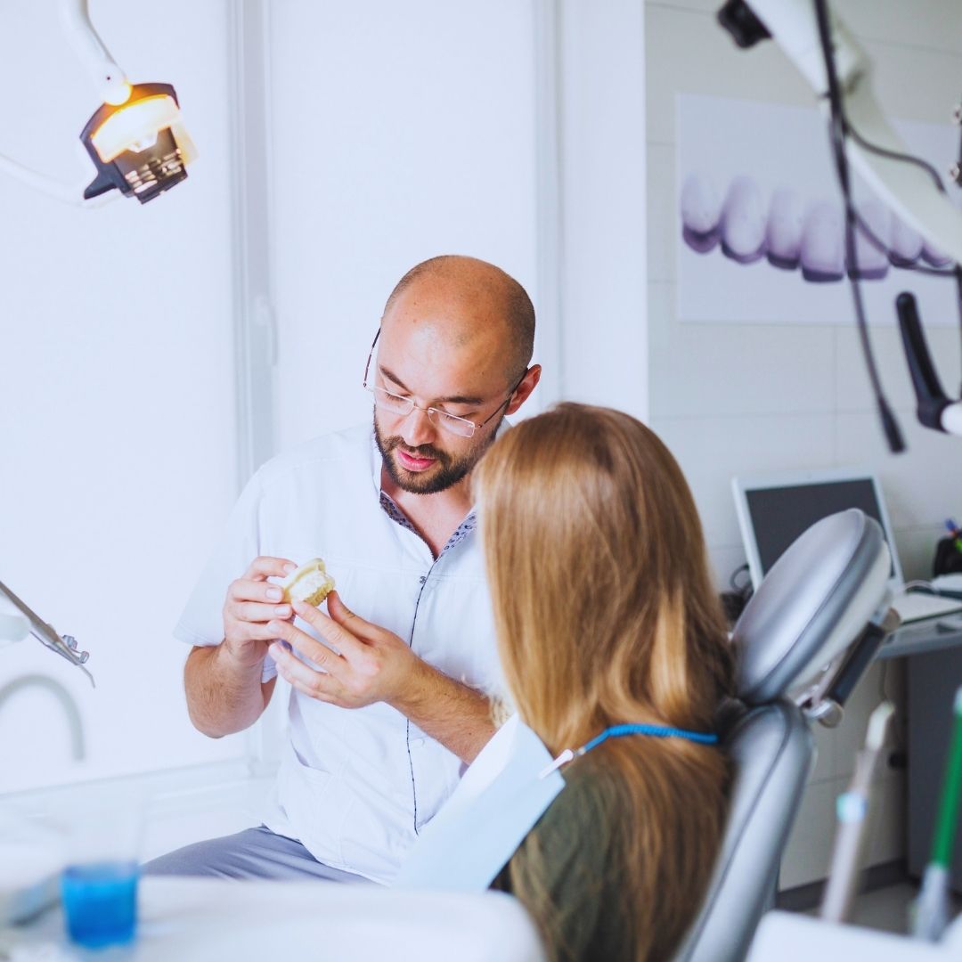 A odontologia para pacientes com necessidades especiais (PNE) é uma área dedicada a fornecer cuidados odontológicos a indivíduos com limitações físicas, mentais, sensoriais, emocionais ou sistêmicas.
