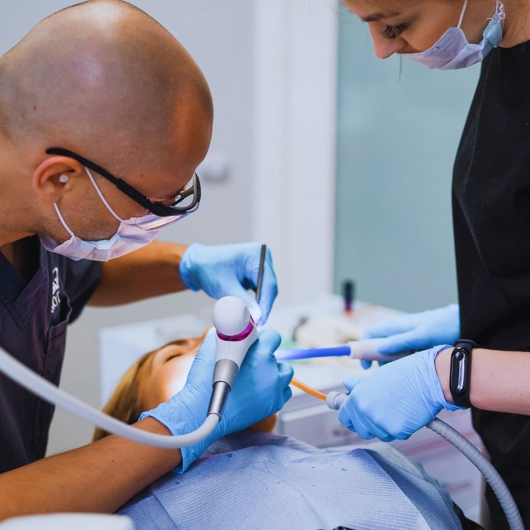 Sentir uma dor de dente aguda e persistente é uma das experiências mais desconfortáveis que o corpo humano pode enfrentar. Quando esse sofrimento surge de forma repentina, muitas vezes impedindo o sono, o trabalho e as atividades mais simples do cotidiano, estamos diante de um cenário clássico de urgência na saúde bucal.