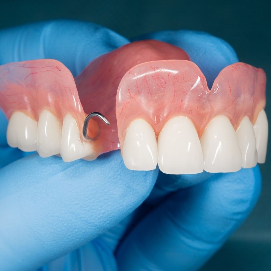 Os Tipos de Próteses Removíveis e suas Vantagens para o Sorriso Perfeito.